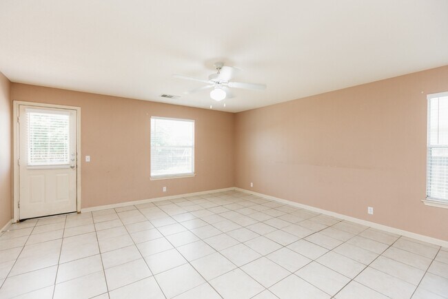 Building Photo - **1 Story 3 Bedroom 2 Bath Home in Hutto, TX