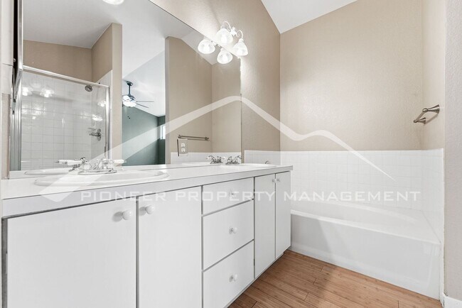 Building Photo - Spacious Townhouse with Central AC and Was...