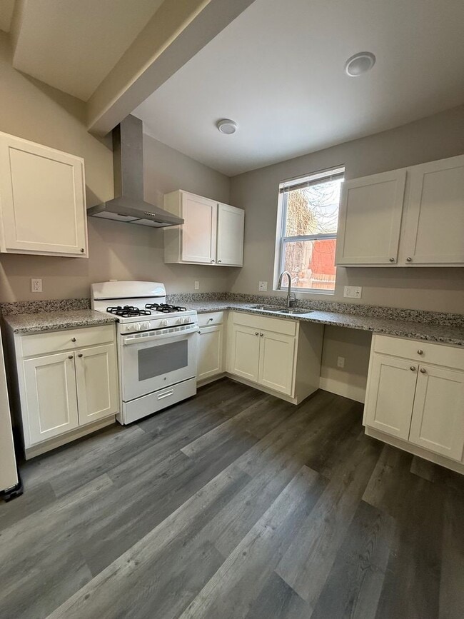 Building Photo - Newly Renovated 2 bedroom in Lincoln- Larimer