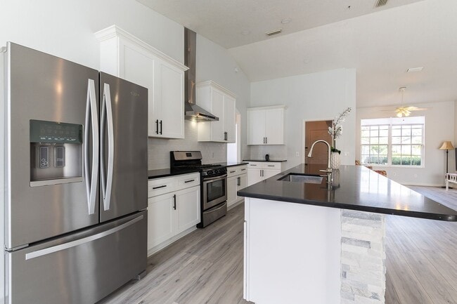 Building Photo - 3-Bed 2-Bath Unfurnished Pool Home - Green...