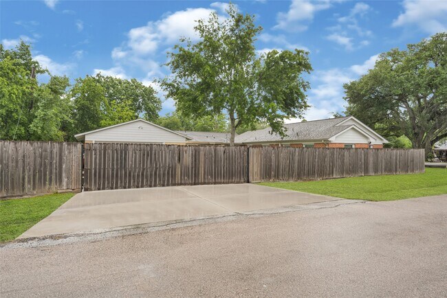 Building Photo - 501 Jerry St