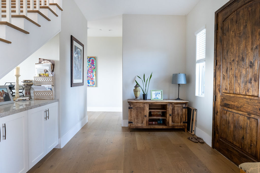 Large open entry - 3687 Valley St