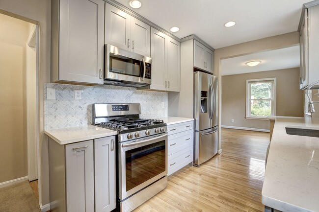 Building Photo - 3 Bed 2 Bath - Silver Spring Rambler - Upd...