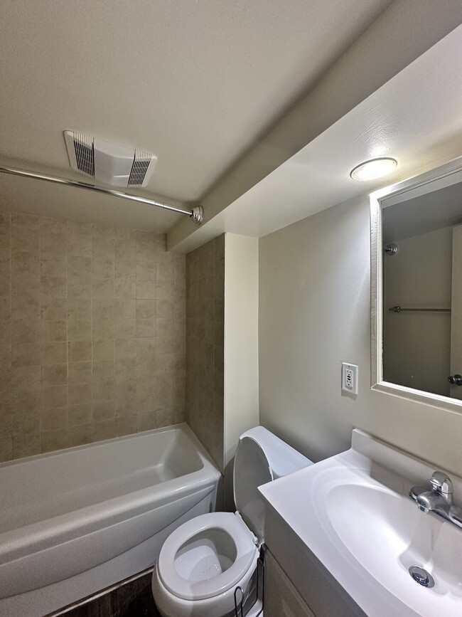 Building Photo - Large 1 Bedroom with Bonus Room/Office in ...
