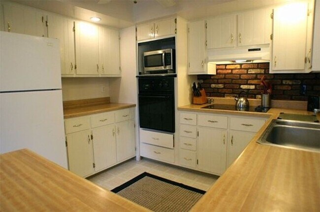 Building Photo - Corner Lot Charm: Spacious 3-Bed Home with Fireplace and Prime Location