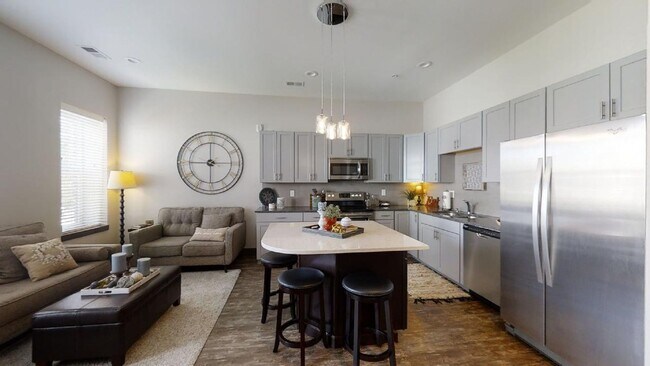 Building Photo - Beautiful Loft Apartment in the Heart of D...
