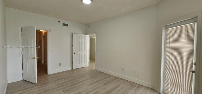 Building Photo - 3205 NE 184th St
