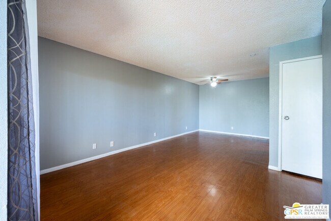 Building Photo - 550 N Villa Ct