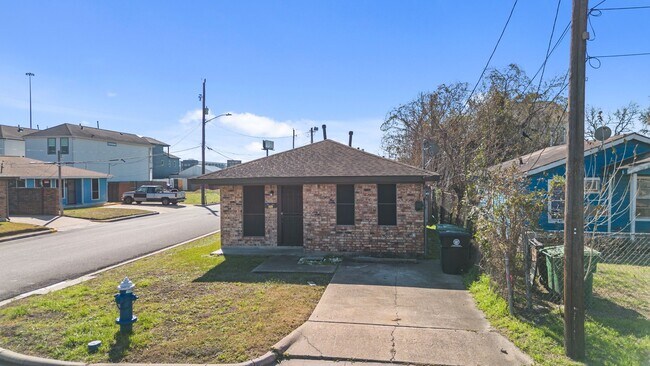 Building Photo - 1430 E 32nd 1/2 St