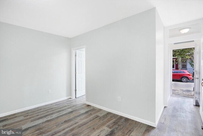 Building Photo - 565 Line St