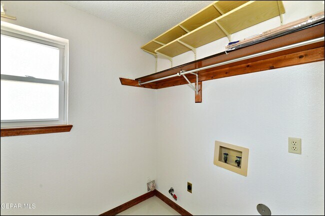 Building Photo - 529 Castlerock Ln