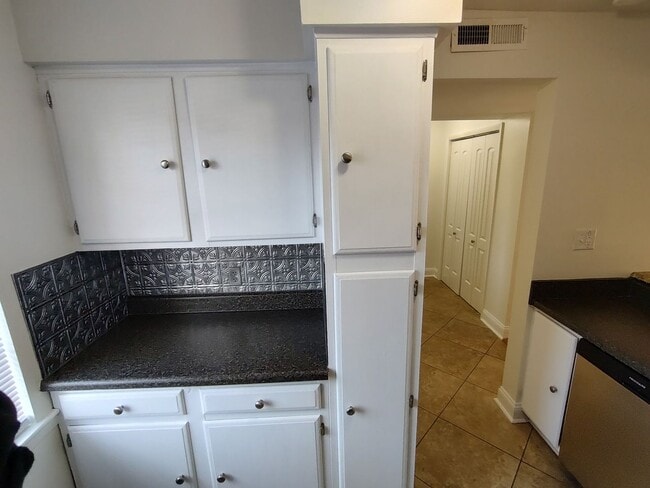 Building Photo - 2-Story Townhome WALKING DISTANCE TO THE BEACH! COMMUNITY POOL!