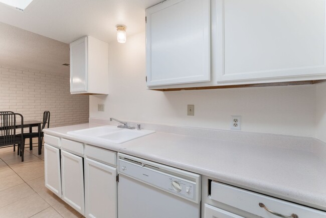 Building Photo - Single Story Condo  One Bedroom and One Ba...