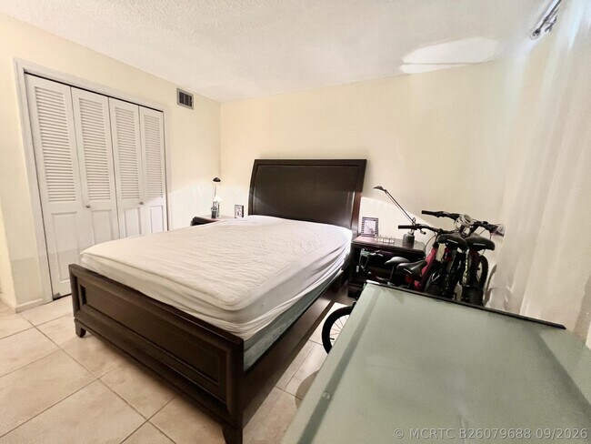 Building Photo - 6421 Bay Club Dr