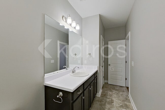 Building Photo - 204 White Oak Cir