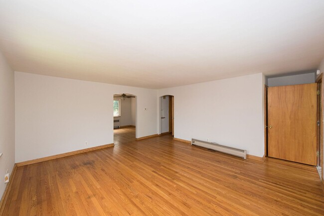 Building Photo - Extra Spacious Top Unit Duplex