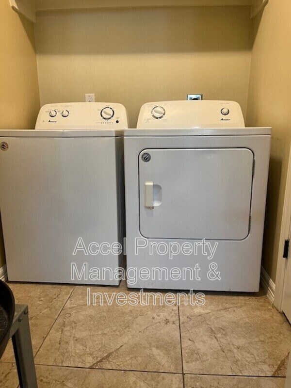 Building Photo - 2607 E Eisenhower Ave