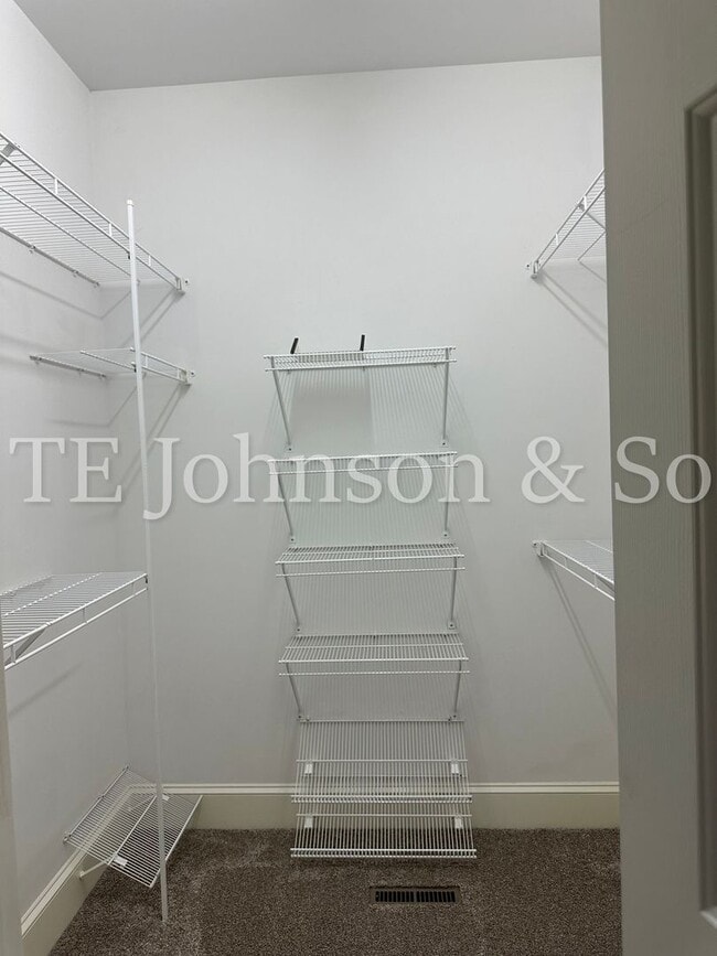 Building Photo - Gorgeous Three Bedroom in Tobaccoville- Mu...