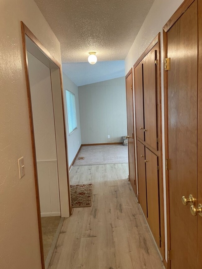 Building Photo - Charming 3 Bedroom, 2 Bath Home with Attac...