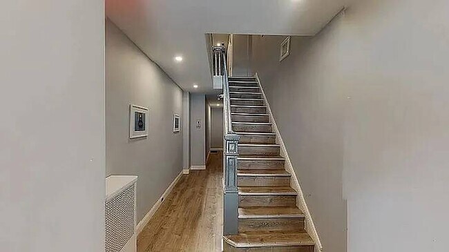 Building Photo - 932 Seneca Ave