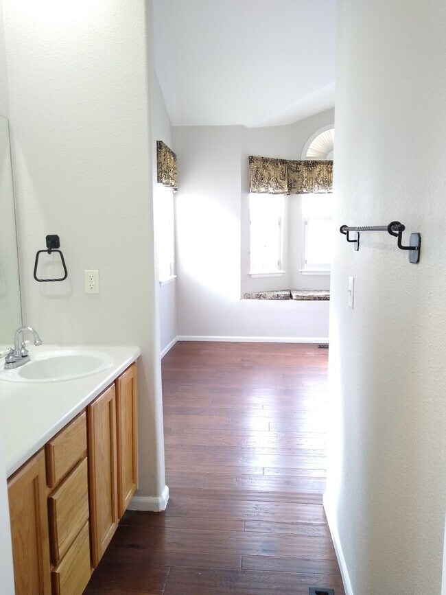 Building Photo - Stunning Highlands Ranch Townhome