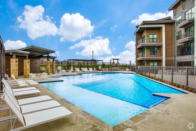 Resort-Style Swimming Pool at senior living community in Denton - The Vista at Rayzor Ranch