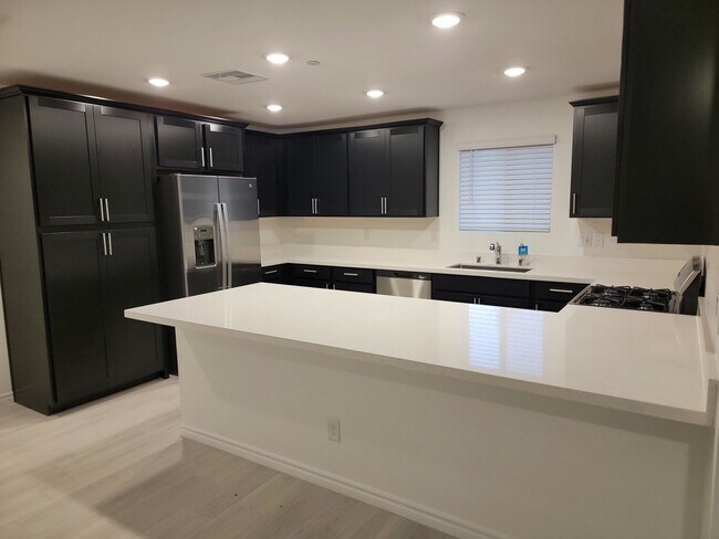 Building Photo - Stunning  4 Bedroom Townhome