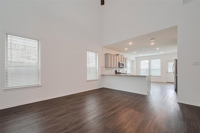 Building Photo - 18414 Hilltop Climb Dr