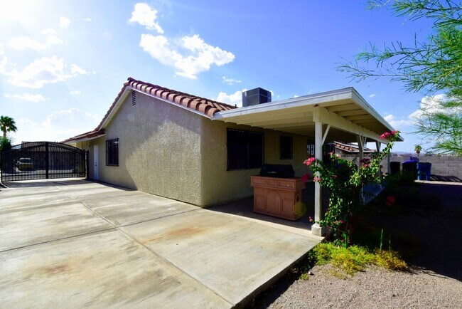 Building Photo - Spacious 2 Bedroom, 2 Bath Single-Story Home
