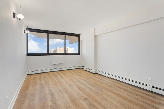 Building Photo - 6166 N Sheridan Rd