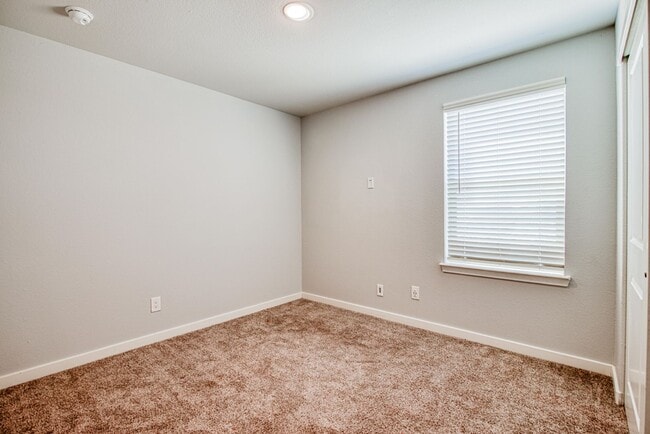 Building Photo - Beautiful 4 bed/2.5 baths in the desirable...