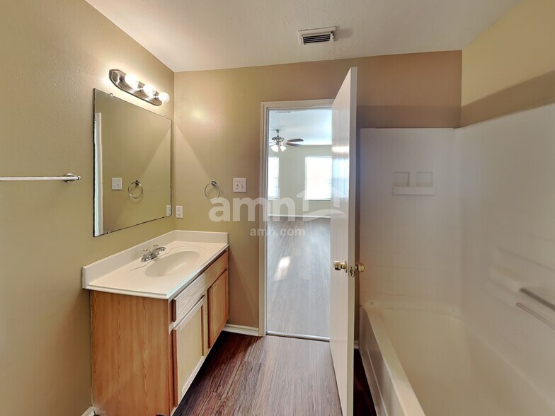 Building Photo - 8915 Chisholm Wood Ln