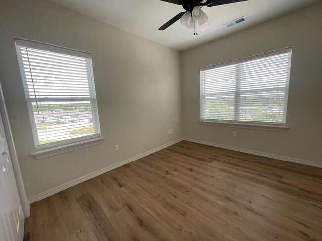 Building Photo - Golf Quarters - GQ 207