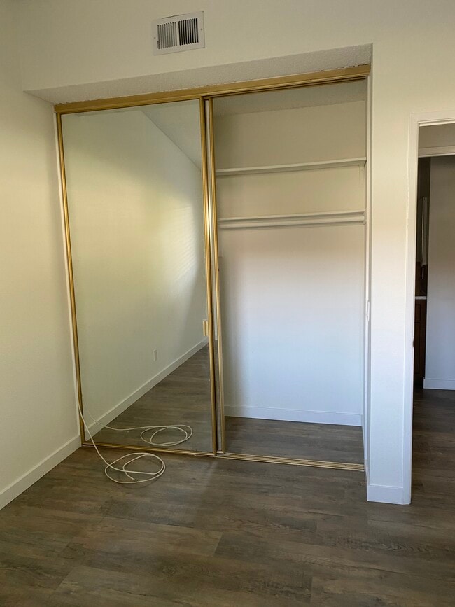 Building Photo - 10417 Hayford St