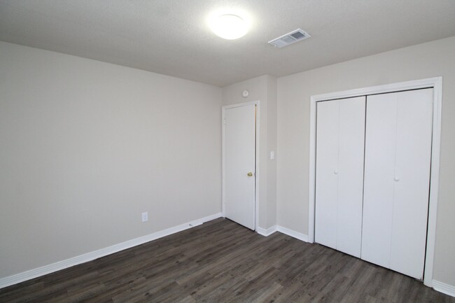 Building Photo - Pet-Friendly 2-Bedroom Duplex with Washer/...