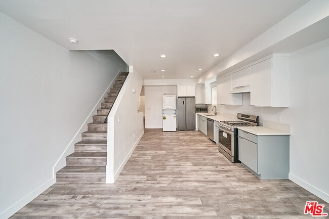 Building Photo - 603 W 41st Pl