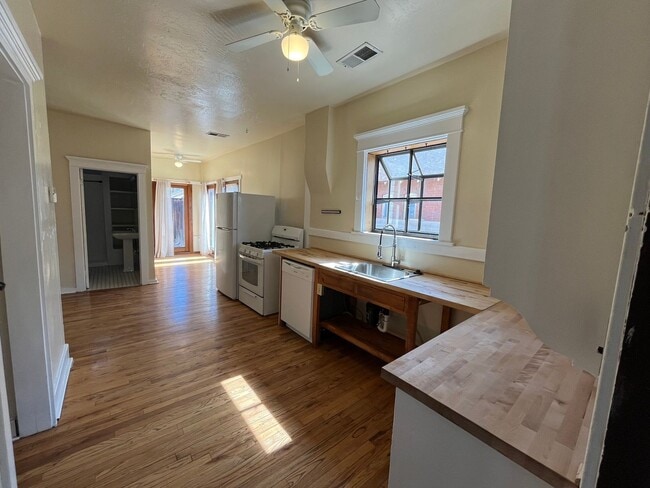 Building Photo - Historic, Charming Home in Coronado Distri...