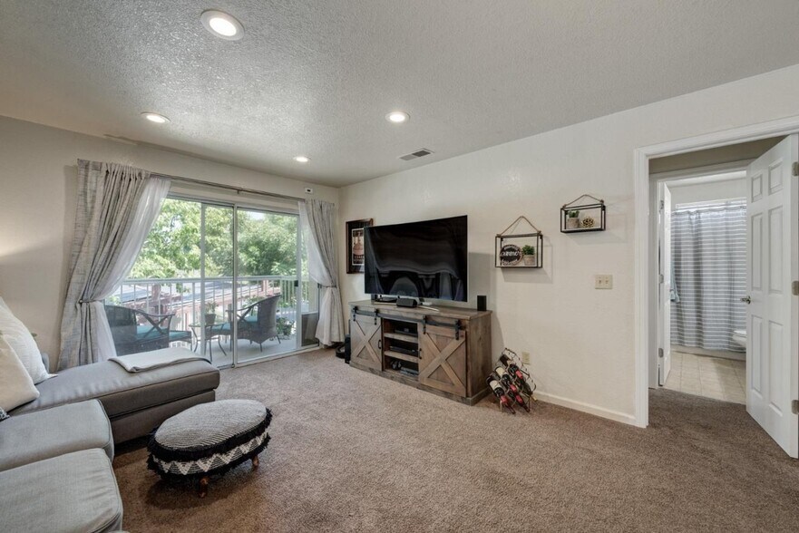 Building Photo - 1324 Chateau Cmn