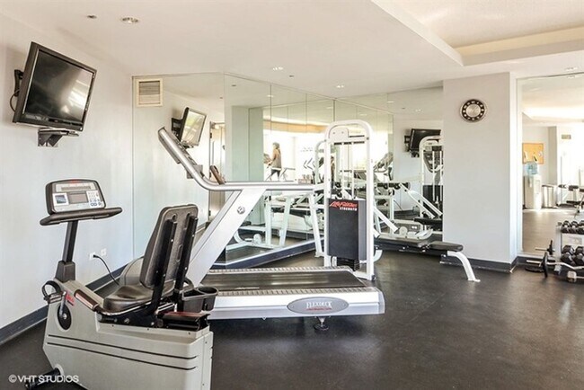 Building Photo - 600 N Kingsbury St