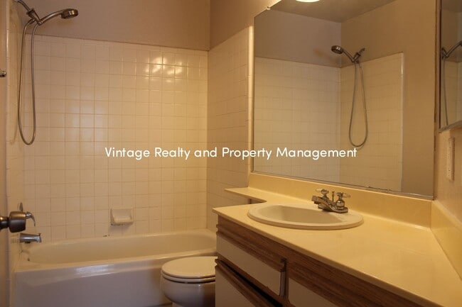 Building Photo - Recently Updated 3 Bedroom Home That Is Ready To Go!!!