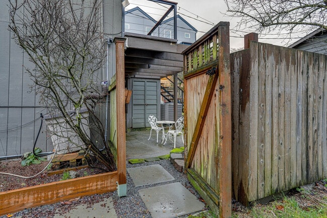 Building Photo - 10052 Interlake Ave N