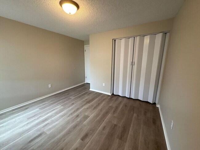 Building Photo - **Updated 2-Level Townhome in Fort Collins...