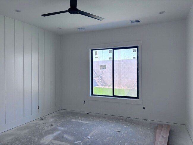 Building Photo - Awesome 5 bed 2.5 Bath Desert Canyons Home...