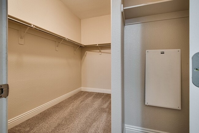 Building Photo - Spacious 3-Bedroom Home Featuring Downstai...