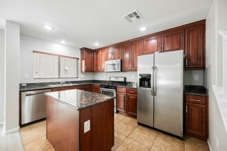 Building Photo - 3 Bedroom, 2.5 Bath Two Story Home in Sout...