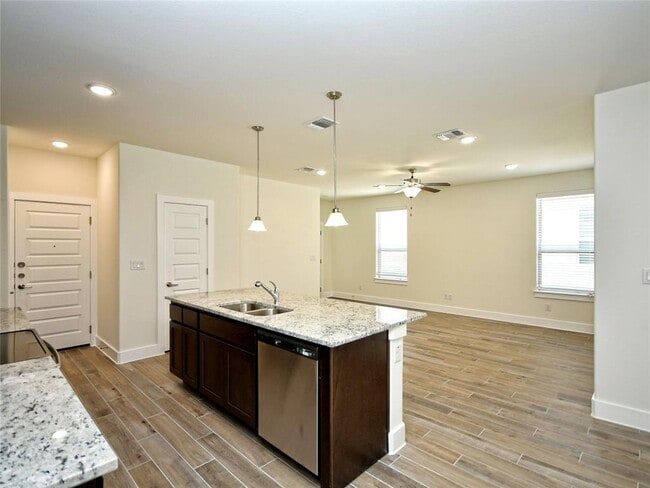 Building Photo - 408 Parkline Dr