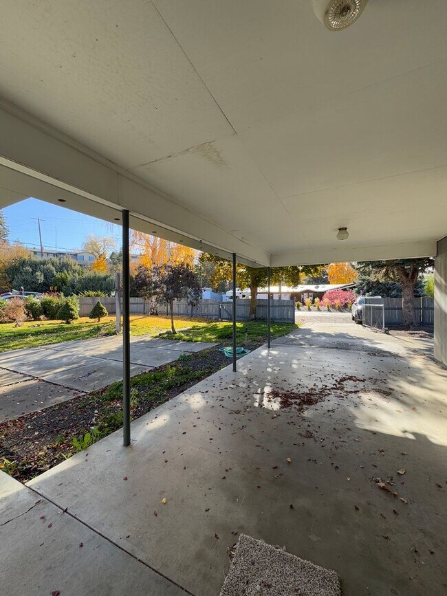 Building Photo - Spacious 6 Bedroom, 3 Bathroom Home Near CWU