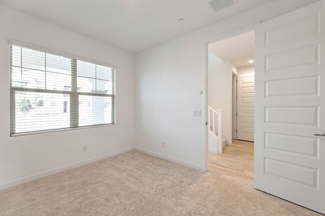 Building Photo - Like new Luxurious Modern townhome with 2 Master Suits in Warner Meadows!