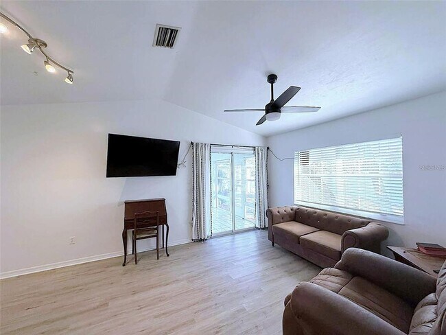 Building Photo - 504 Rose Apple Cir