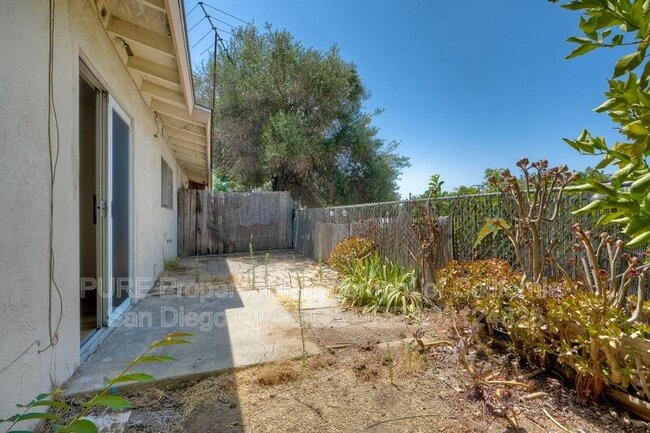 Building Photo - 120 Trellis Ln
